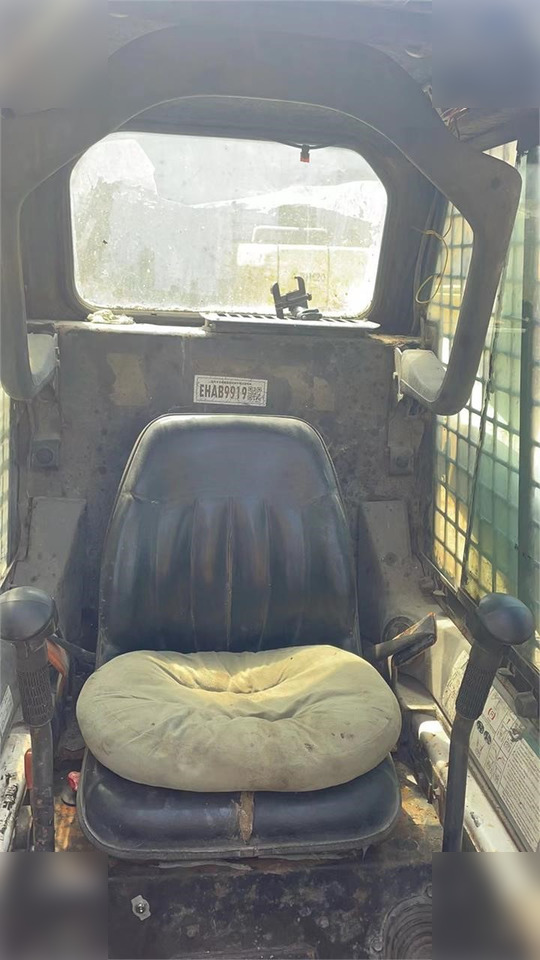 BOBCAT S220 - Мини-погрузчик с бортовым поворотом: фото 5 BOBCAT S220 - Мини-погрузчик с бортовым поворотом: фото 5