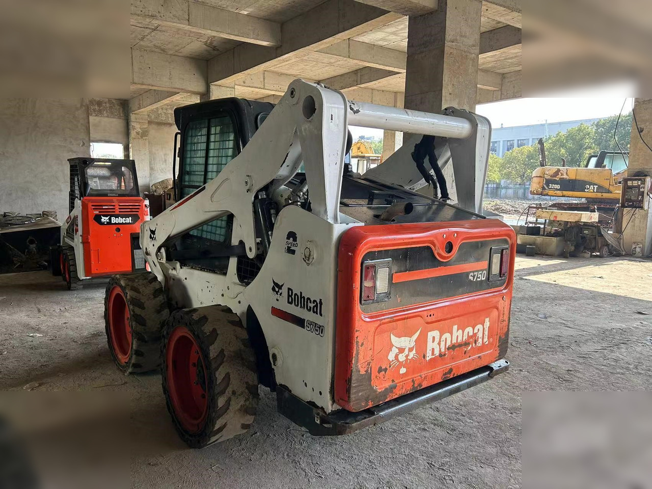 BOBCAT S750 - Мини-погрузчик с бортовым поворотом: фото 2 BOBCAT S750 - Мини-погрузчик с бортовым поворотом: фото 2