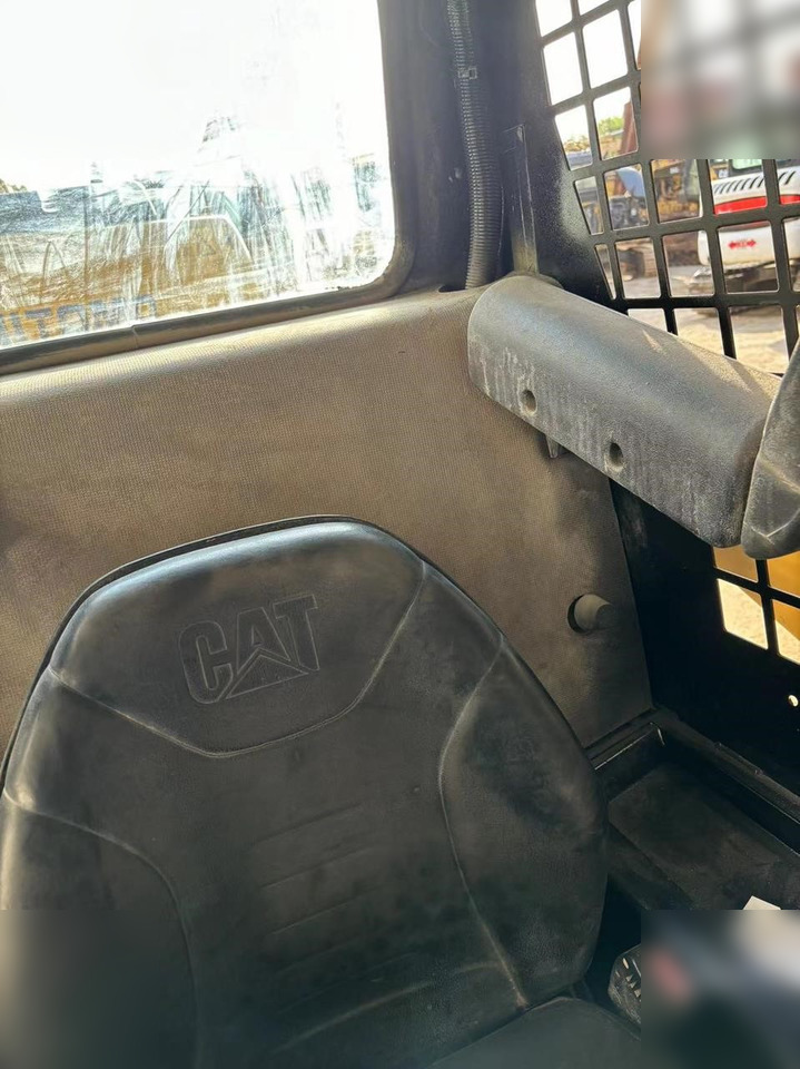 CATERPILLAR 226B - Мини-погрузчик с бортовым поворотом: фото 4 CATERPILLAR 226B - Мини-погрузчик с бортовым поворотом: фото 4