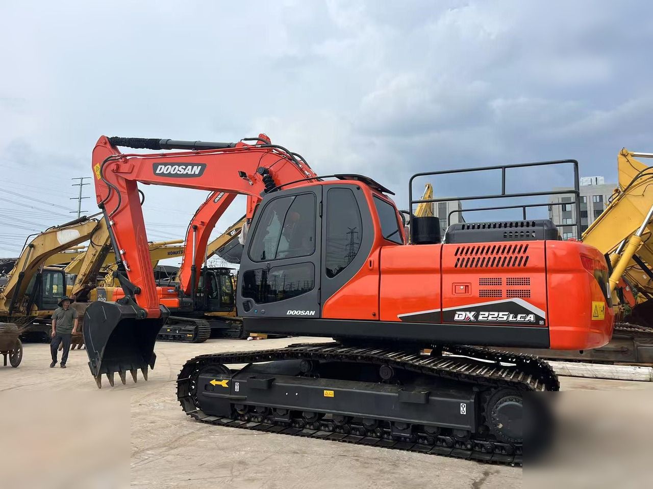 DOOSAN DX225 LC - Гусеничный экскаватор: фото 1 DOOSAN DX225 LC - Гусеничный экскаватор: фото 1