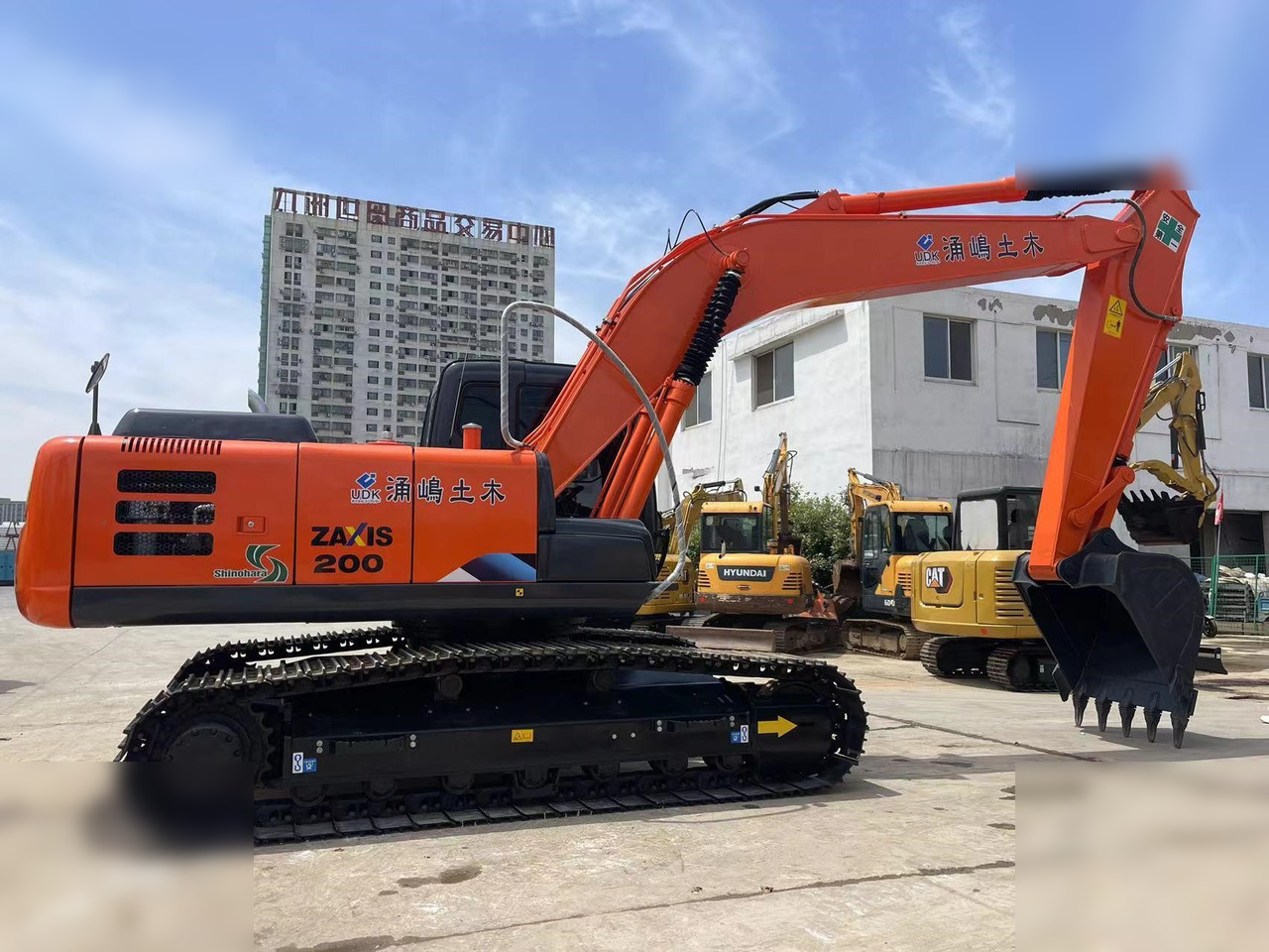 HITACHI ZX200 - Гусеничный экскаватор: фото 1 HITACHI ZX200 - Гусеничный экскаватор: фото 1
