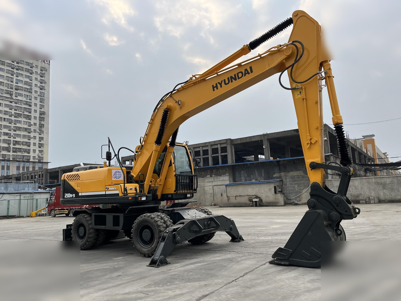 HYUNDAI ROBEX 210W-9 - Колёсный экскаватор: фото 2 HYUNDAI ROBEX 210W-9 - Колёсный экскаватор: фото 2