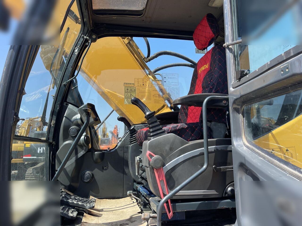 HYUNDAI ROBEX 220 LC-9S - Гусеничный экскаватор: фото 3 HYUNDAI ROBEX 220 LC-9S - Гусеничный экскаватор: фото 3