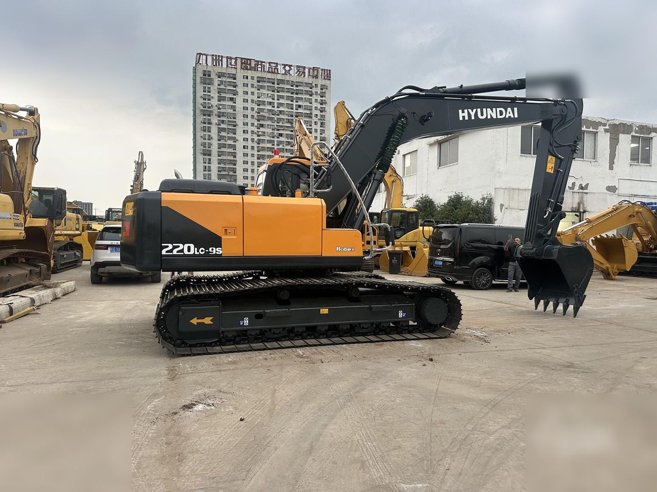 HYUNDAI ROBEX 220 LC-9S - Гусеничный экскаватор: фото 3 HYUNDAI ROBEX 220 LC-9S - Гусеничный экскаватор: фото 3