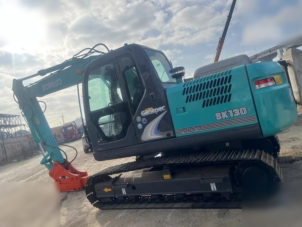 KOBELCO SK130-8 - Гусеничный экскаватор: фото 2 KOBELCO SK130-8 - Гусеничный экскаватор: фото 2