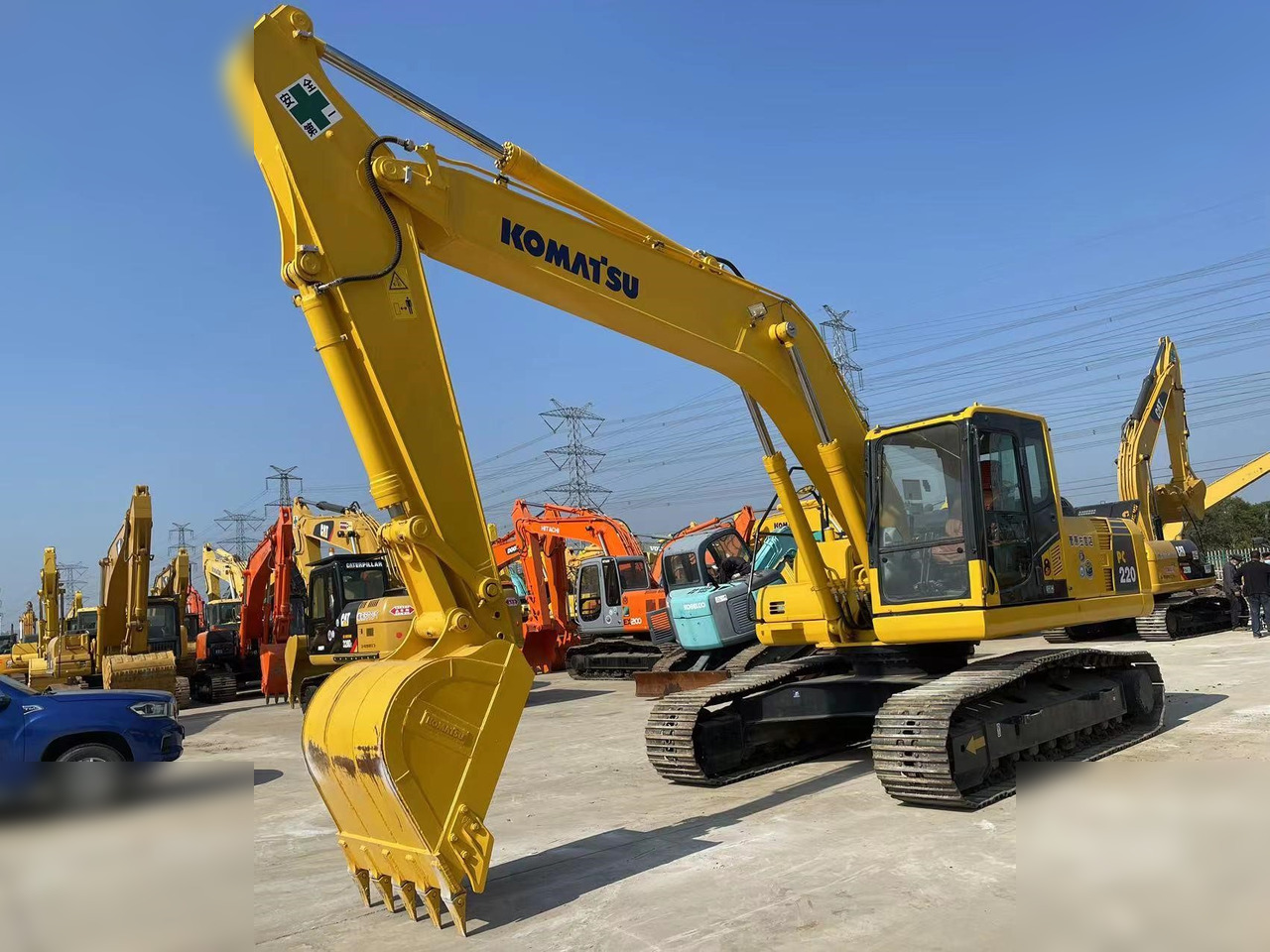KOMATSU PC220-8 - Гусеничный экскаватор: фото 1 KOMATSU PC220-8 - Гусеничный экскаватор: фото 1