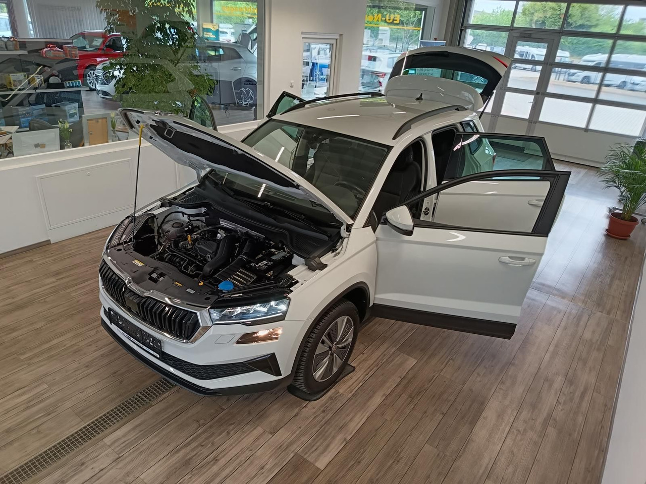 Skoda Karoq Style 1,5TSI DSG*AHK-VORBER*NAVI*LED*R-KAM - Внедорожник: фото 2 Skoda Karoq Style 1,5TSI DSG*AHK-VORBER*NAVI*LED*R-KAM - Внедорожник: фото 2
