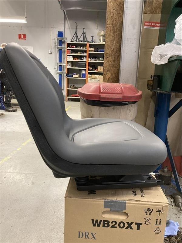 Husqvarna P524X Efi Sæde - Fabriksnyt 591352601 - Сиденье для Сельскохозяйственной техники: фото 2 Husqvarna P524X Efi Sæde - Fabriksnyt 591352601 - Сиденье для Сельскохозяйственной техники: фото 2