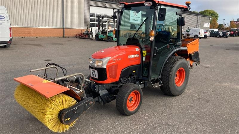 Kubota ST341 inkl. 150 cm kost og udlægger - Коммунальный трактор: фото 1 Kubota ST341 inkl. 150 cm kost og udlægger - Коммунальный трактор: фото 1