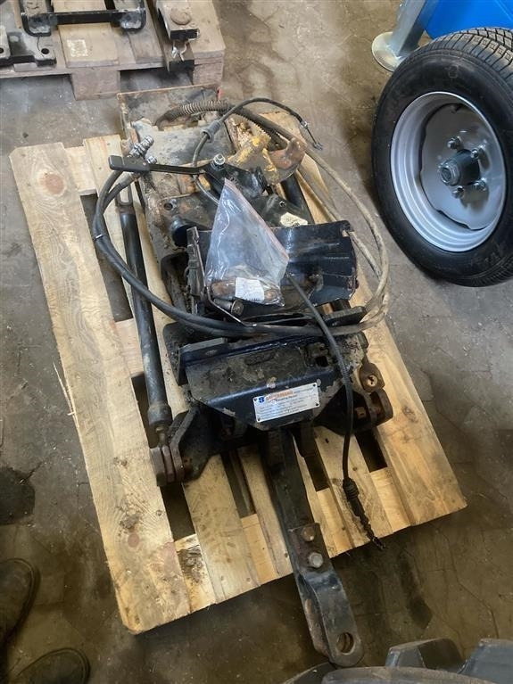 New Holland T7030 Hitchtræk - Сцепное устройство: фото 2 New Holland T7030 Hitchtræk - Сцепное устройство: фото 2