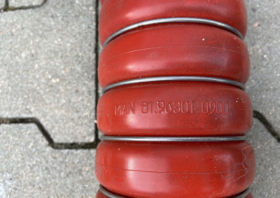 Guma chłodnicy MAN TGX TGS TG3 NOWA łącznik - Радиатор для Грузовиков: фото 3 Guma chłodnicy MAN TGX TGS TG3 NOWA łącznik - Радиатор для Грузовиков: фото 3