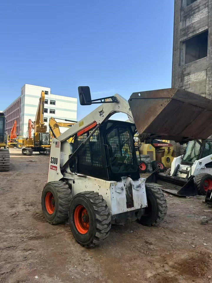 BOBCAT s300 - Мини-погрузчик с бортовым поворотом: фото 4 BOBCAT s300 - Мини-погрузчик с бортовым поворотом: фото 4