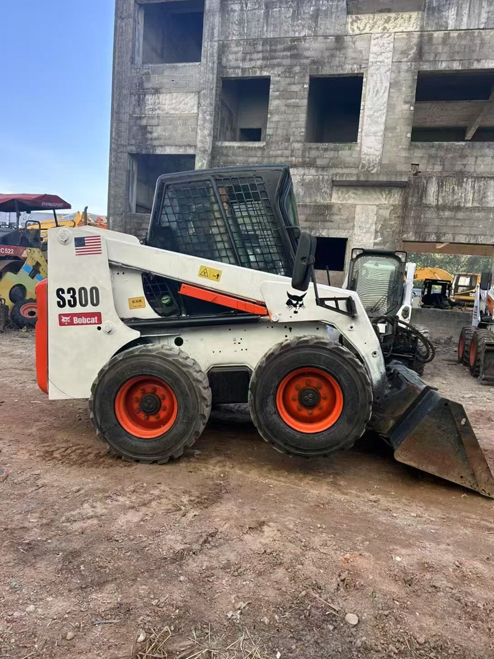 BOBCAT s300 - Мини-погрузчик с бортовым поворотом: фото 2 BOBCAT s300 - Мини-погрузчик с бортовым поворотом: фото 2