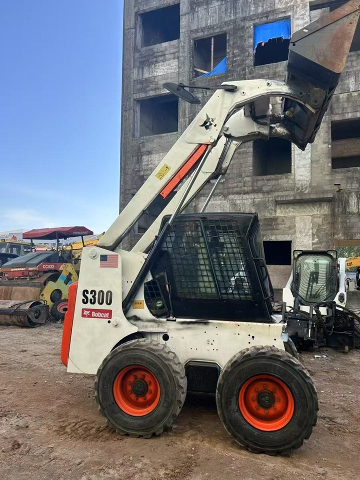 BOBCAT s300 - Мини-погрузчик с бортовым поворотом: фото 1 BOBCAT s300 - Мини-погрузчик с бортовым поворотом: фото 1