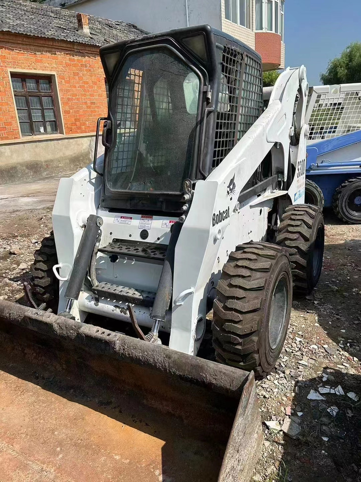 BOBCAT s300 - Мини-погрузчик с бортовым поворотом: фото 1 BOBCAT s300 - Мини-погрузчик с бортовым поворотом: фото 1