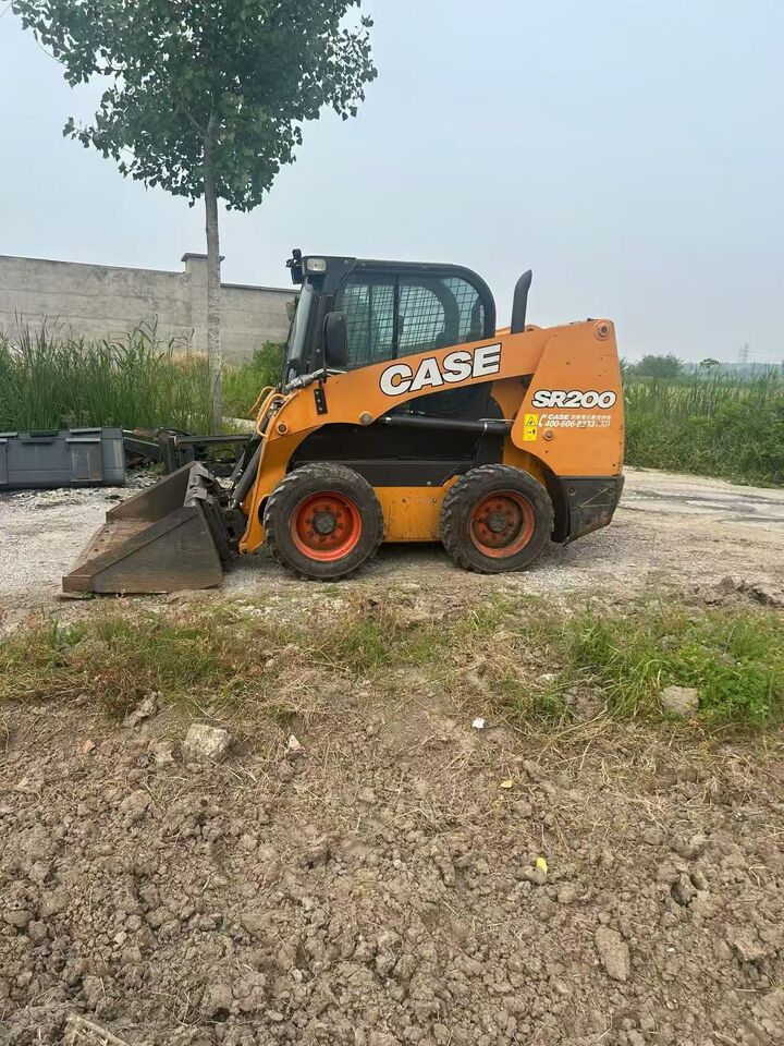 CASE SR200 - Мини-погрузчик с бортовым поворотом: фото 2 CASE SR200 - Мини-погрузчик с бортовым поворотом: фото 2