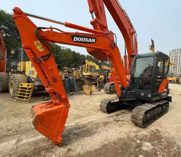Used Excavator Doosan DX60-9 Excavators Mini Equipment Earth Moving Machinery Doosan Digger Excavator for Sale - Экскаватор: фото 4 Used Excavator Doosan DX60-9 Excavators Mini Equipment Earth Moving Machinery Doosan Digger Excavator for Sale - Экскаватор: фото 4