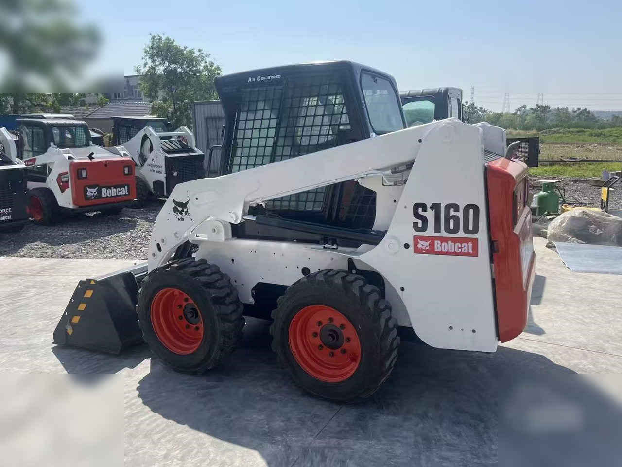 BOBCAT S160 - Мини-погрузчик с бортовым поворотом: фото 1 BOBCAT S160 - Мини-погрузчик с бортовым поворотом: фото 1