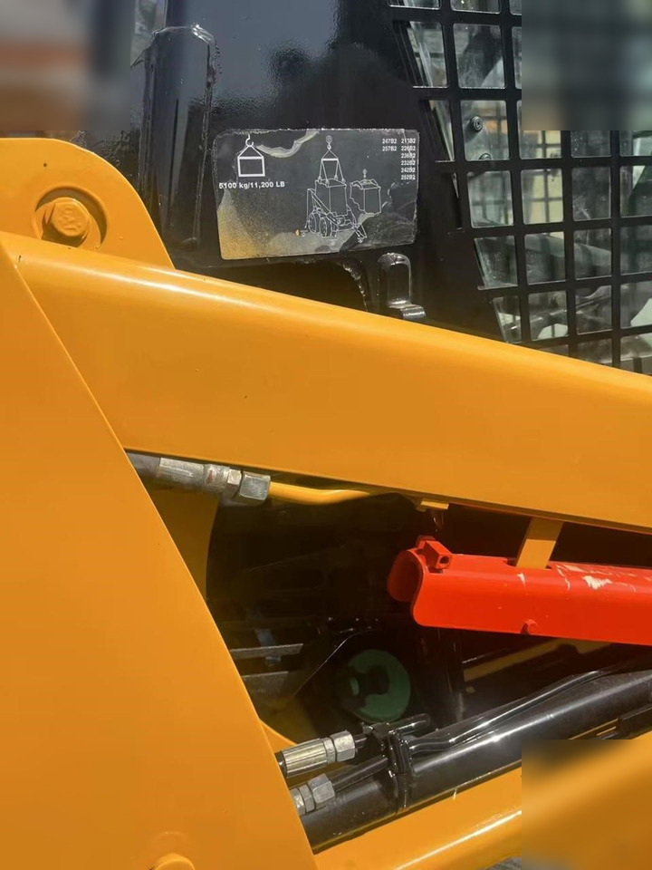 CATERPILLAR 226B3 - Мини-погрузчик с бортовым поворотом: фото 2 CATERPILLAR 226B3 - Мини-погрузчик с бортовым поворотом: фото 2