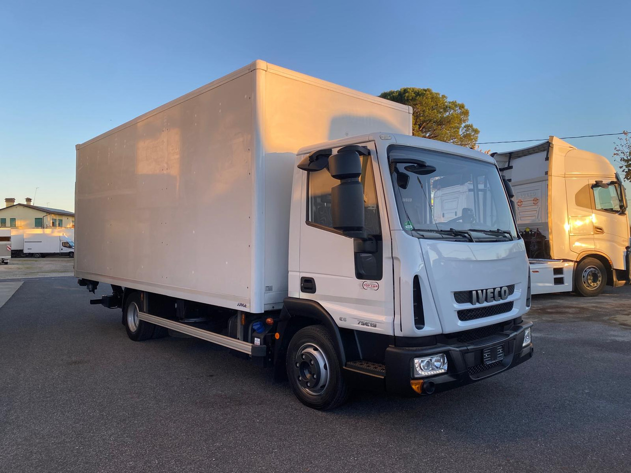 IVECO EUROCARGO 75E19 - Грузовик с закрытым кузовом: фото 2 IVECO EUROCARGO 75E19 - Грузовик с закрытым кузовом: фото 2