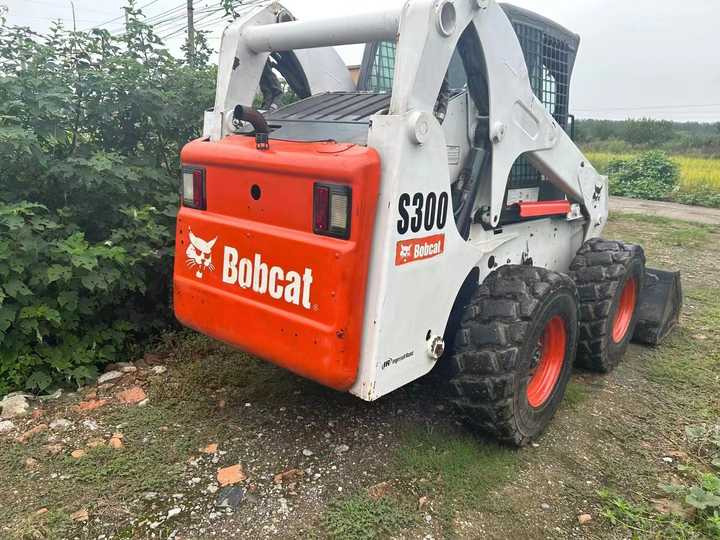 Second Hand BOBCAT S300 Skid-steer Loader with Very Good Performance Is for Sale at a Low Price - Мини-погрузчик с бортовым поворотом: фото 5 Second Hand BOBCAT S300 Skid-steer Loader with Very Good Performance Is for Sale at a Low Price - Мини-погрузчик с бортовым поворотом: фото 5
