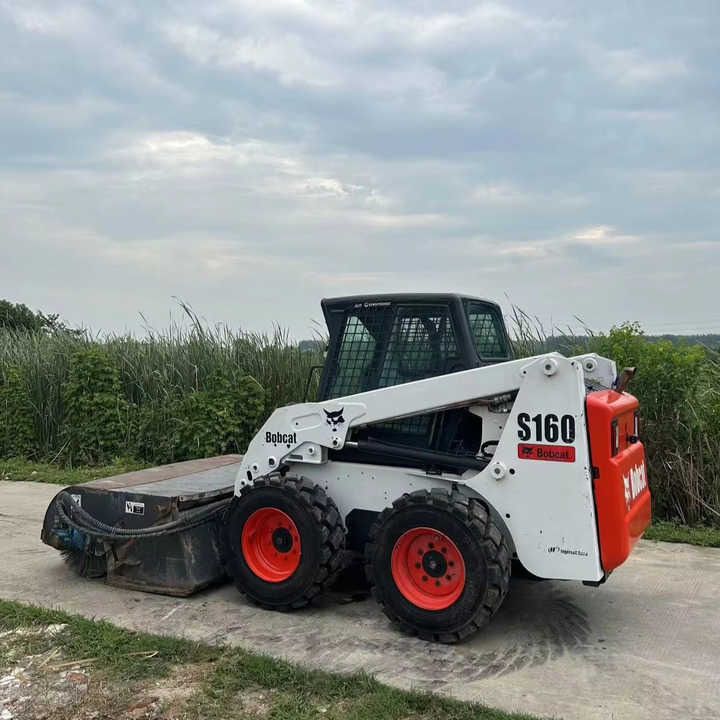 USED BOBCAT S160 Skid-steer Loader Bobcat S160 Carry Sweeper with Very Good Performance Is for Sale at a Low Price. - Мини-погрузчик с бортовым поворотом: фото 1 USED BOBCAT S160 Skid-steer Loader Bobcat S160 Carry Sweeper with Very Good Performance Is for Sale at a Low Price. - Мини-погрузчик с бортовым поворотом: фото 1