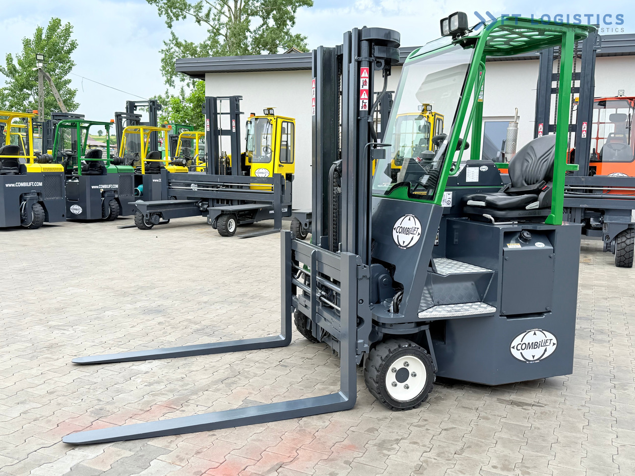 COMBILIFT CB3000 / DIESEL / TRIPLEX 4900MM / FREE LIFT / SIDESHIFT / FORK POSITIONER / 1500MM FORKS / LIKE NEW - Четырехсторонний погрузчик: фото 2 COMBILIFT CB3000 / DIESEL / TRIPLEX 4900MM / FREE LIFT / SIDESHIFT / FORK POSITIONER / 1500MM FORKS / LIKE NEW - Четырехсторонний погрузчик: фото 2