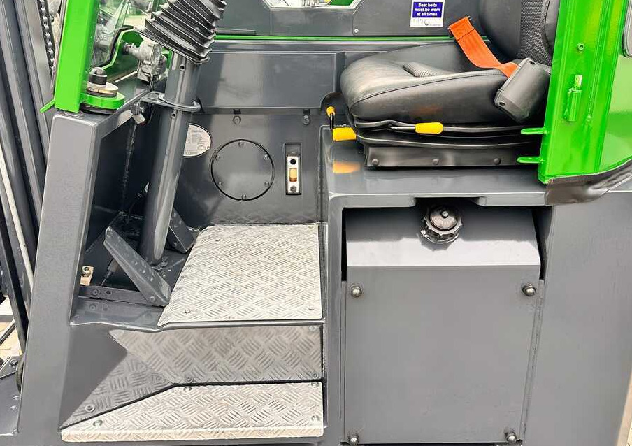 Combilift C2500CB / TRIPLEX / DIESEL / 4900MM / FREE LIFT / POSITIONER 1720MM / LIKE NEW - Четырехсторонний погрузчик: фото 4 Combilift C2500CB / TRIPLEX / DIESEL / 4900MM / FREE LIFT / POSITIONER 1720MM / LIKE NEW - Четырехсторонний погрузчик: фото 4