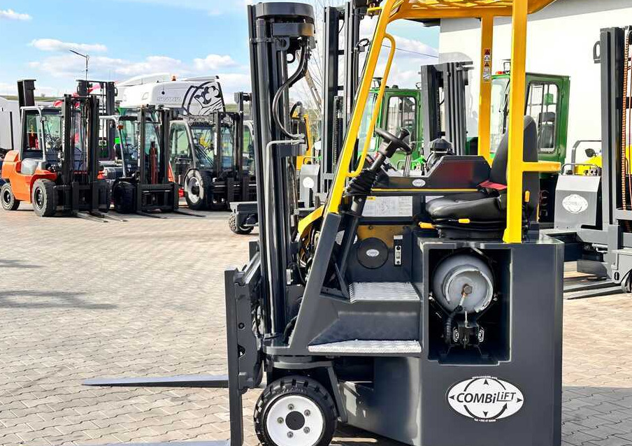 Combilift C3000CB / GAS / TRIPLEX / 4900MM / FREE LIFT / FORK POSITIONER / SIC3000CB / GAS / TRIPLEX / 4900MM / FREE LIFT / FORK POSITIONER / SIDE SHIFT / LIKE NEWDE SHIFT / LIKE NEW - Четырехсторонний погрузчик: фото 4 Combilift C3000CB / GAS / TRIPLEX / 4900MM / FREE LIFT / FORK POSITIONER / SIC3000CB / GAS / TRIPLEX / 4900MM / FREE LIFT / FORK POSITIONER / SIDE SHIFT / LIKE NEWDE SHIFT / LIKE NEW - Четырехсторонний погрузчик: фото 4