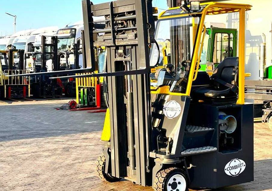 Combilift C3000CB / LPG / TRIPLEX - 4900MM / LPG / FREE LIFT / POSITIONER / FORK SIDE SHIFT / ONLY 7454 MTH / LIKE NEW - Четырехсторонний погрузчик: фото 1 Combilift C3000CB / LPG / TRIPLEX - 4900MM / LPG / FREE LIFT / POSITIONER / FORK SIDE SHIFT / ONLY 7454 MTH / LIKE NEW - Четырехсторонний погрузчик: фото 1