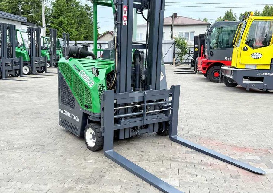 Combilift CB3000 / DIESEL / TRIPLEX 4900MM / FREE LIFT / SIDESHIFT / FORK POSITIONER / 1500MM FORKS / LIKE NEW - Четырехсторонний погрузчик: фото 4 Combilift CB3000 / DIESEL / TRIPLEX 4900MM / FREE LIFT / SIDESHIFT / FORK POSITIONER / 1500MM FORKS / LIKE NEW - Четырехсторонний погрузчик: фото 4