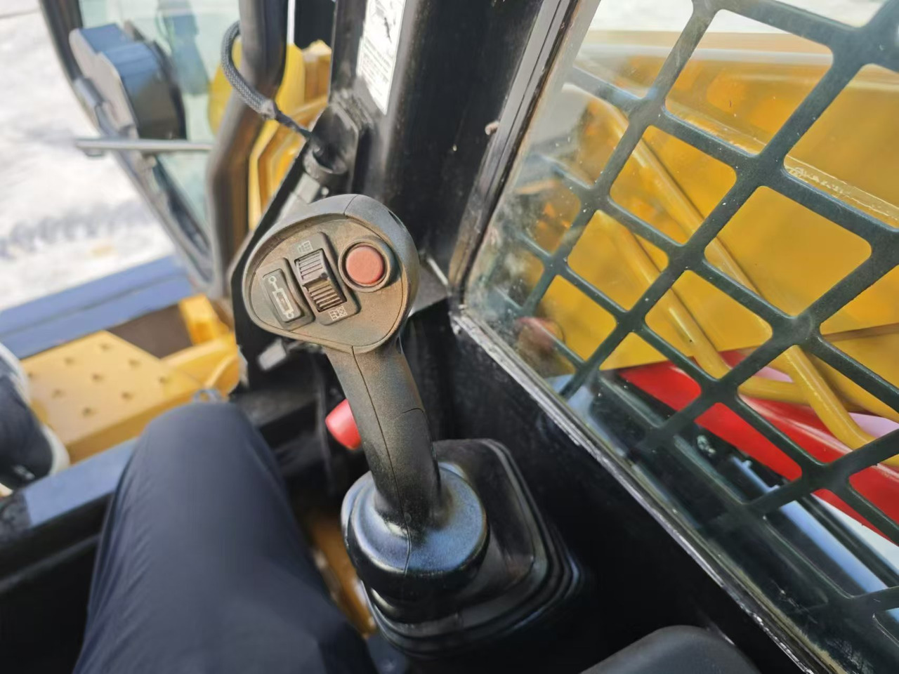 CATERPILLAR 246C - Мини-погрузчик с бортовым поворотом: фото 5 CATERPILLAR 246C - Мини-погрузчик с бортовым поворотом: фото 5