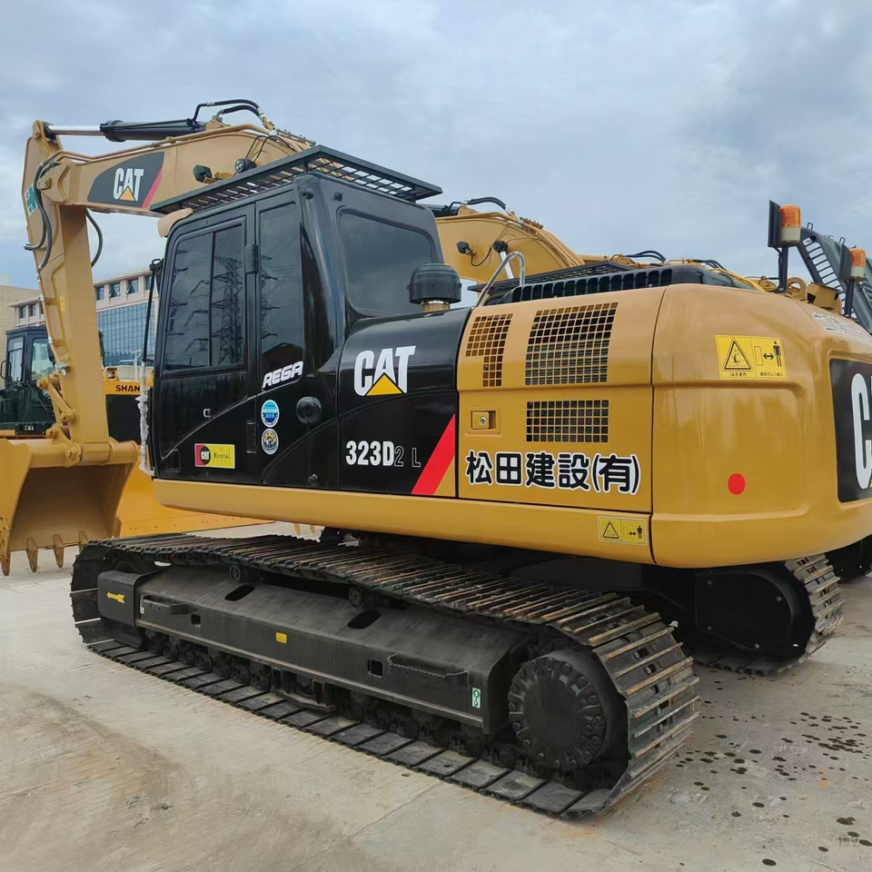 Used high quality excavator CAT 323D2L Made in Japan - Строительная техника: фото 2 Used high quality excavator CAT 323D2L Made in Japan - Строительная техника: фото 2