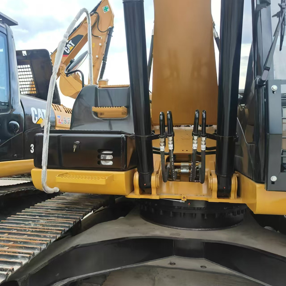 Used high quality excavator CAT 323D2L Made in Japan - Строительная техника: фото 3 Used high quality excavator CAT 323D2L Made in Japan - Строительная техника: фото 3