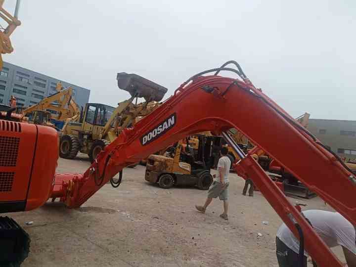 Used Digger DOOSAN DX55 Construction Machinery Construction Digger Used DOOSAN DX55 Cheap Excavator - Гусеничный экскаватор: фото 4 Used Digger DOOSAN DX55 Construction Machinery Construction Digger Used DOOSAN DX55 Cheap Excavator - Гусеничный экскаватор: фото 4