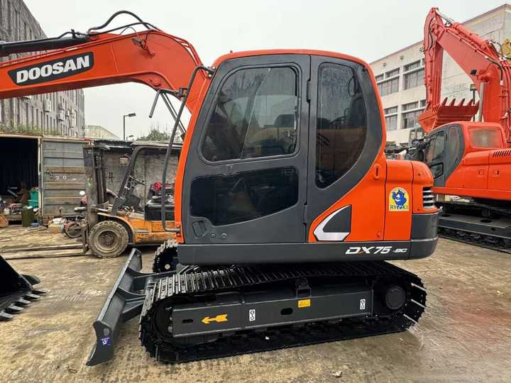 Used Digger DOOSAN DX75 Construction Machinery Construction Digger Used DOOSAN DX75 Cheap Excavator - Гусеничный экскаватор: фото 4 Used Digger DOOSAN DX75 Construction Machinery Construction Digger Used DOOSAN DX75 Cheap Excavator - Гусеничный экскаватор: фото 4