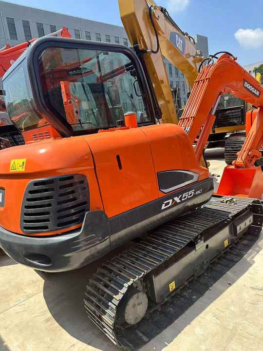 Used Excavator Doosan DX55 Excavators Mini Equipment Earth Moving Machinery Doosan Digger Excavator for Sale - Гусеничный экскаватор: фото 3 Used Excavator Doosan DX55 Excavators Mini Equipment Earth Moving Machinery Doosan Digger Excavator for Sale - Гусеничный экскаватор: фото 3