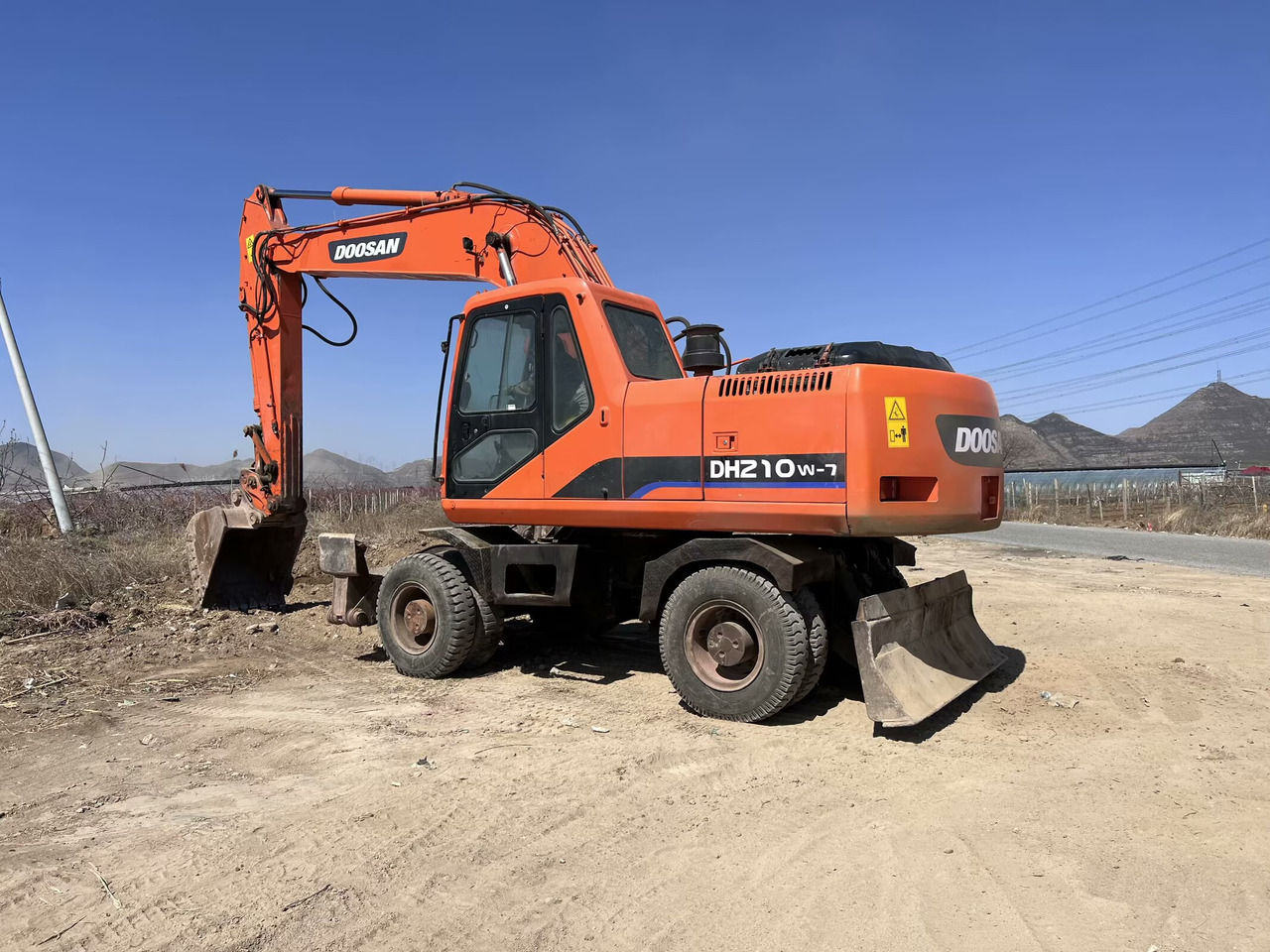 DOOSAN DH210W-7 - Колёсный экскаватор: фото 1 DOOSAN DH210W-7 - Колёсный экскаватор: фото 1