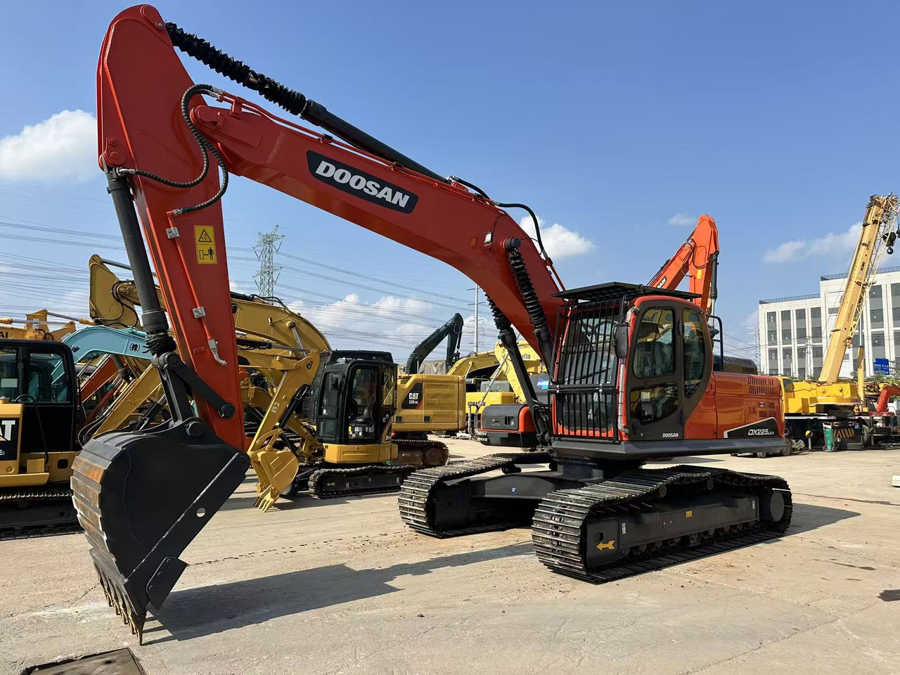 DOOSAN DX225LCA - Гусеничный экскаватор: фото 1 DOOSAN DX225LCA - Гусеничный экскаватор: фото 1