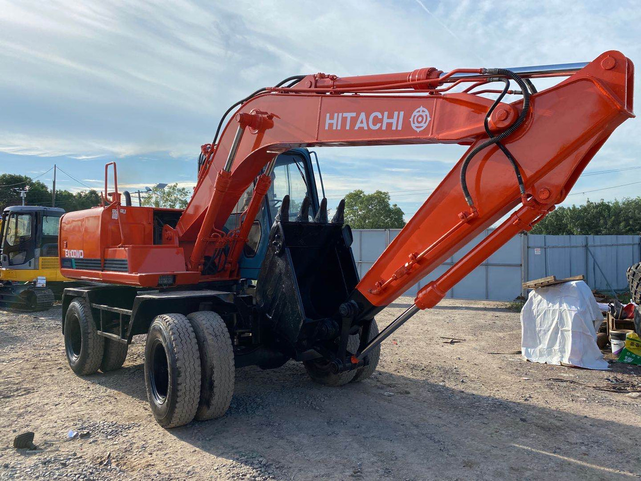 HITACHI EX100WD - Колёсный экскаватор: фото 2 HITACHI EX100WD - Колёсный экскаватор: фото 2