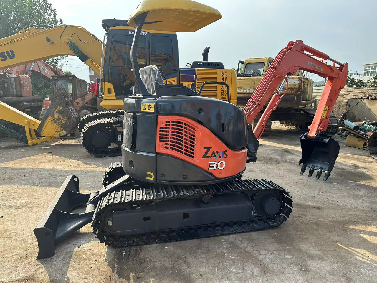 HITACHI ZX30 - Гусеничный экскаватор: фото 1 HITACHI ZX30 - Гусеничный экскаватор: фото 1