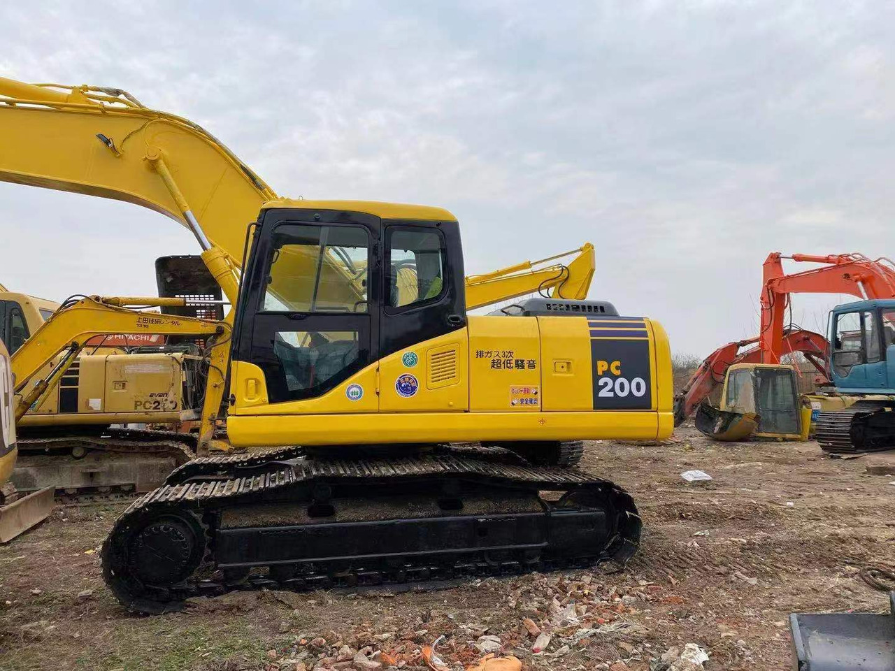 KOMATSU PC200-7 - Гусеничный экскаватор: фото 1 KOMATSU PC200-7 - Гусеничный экскаватор: фото 1