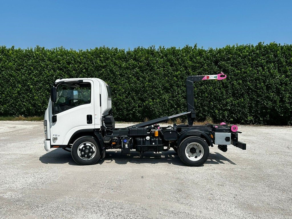 ISUZU P75 NUOVO SCARRABILE - Крюковой мультилифт: фото 2 ISUZU P75 NUOVO SCARRABILE - Крюковой мультилифт: фото 2