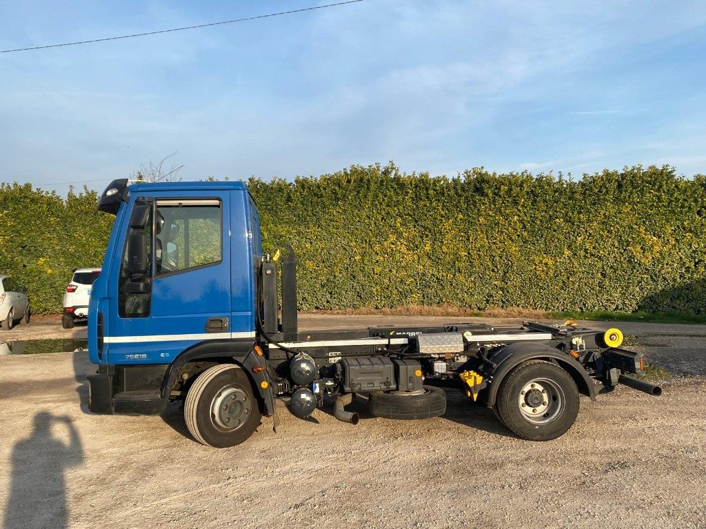 IVECO EUROCARGO 75E18 SCARRABILE - Крюковой мультилифт: фото 3 IVECO EUROCARGO 75E18 SCARRABILE - Крюковой мультилифт: фото 3