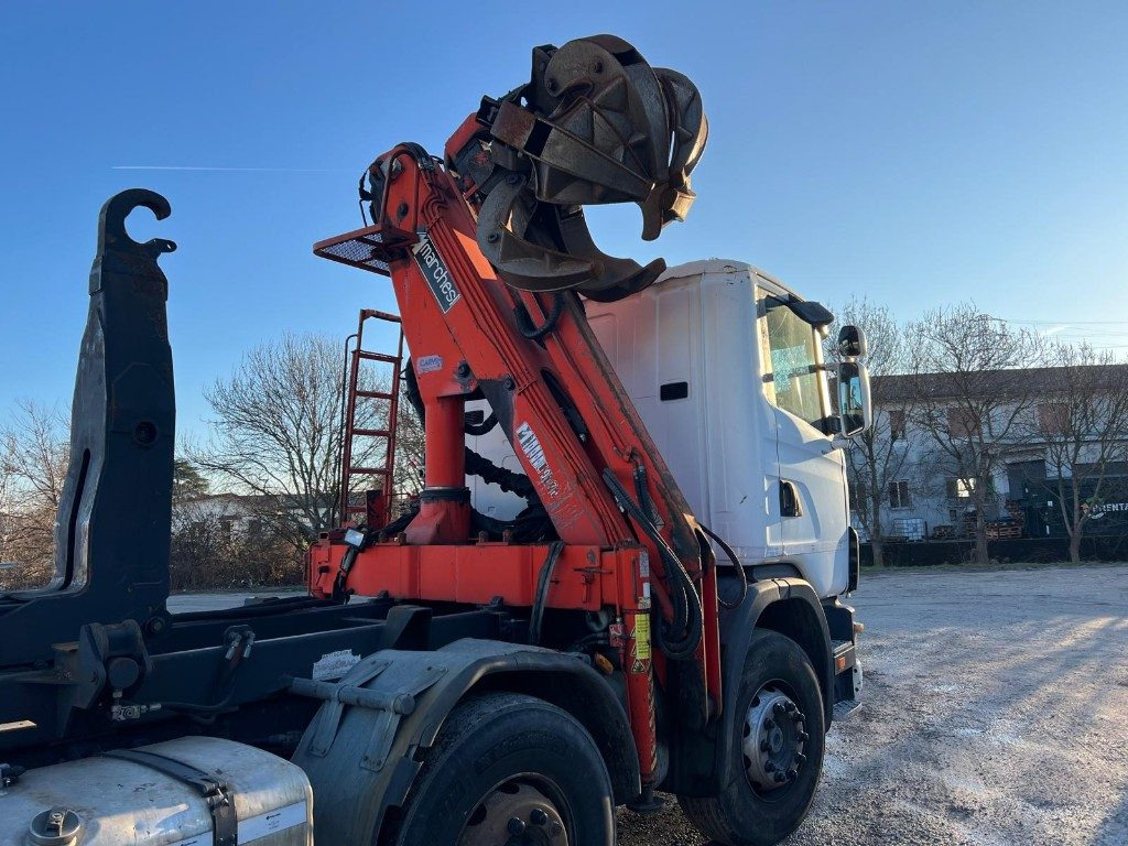 SCANIA CV R124 SCARRABILE CON GRU E POLIPO - Крюковой мультилифт: фото 5 SCANIA CV R124 SCARRABILE CON GRU E POLIPO - Крюковой мультилифт: фото 5