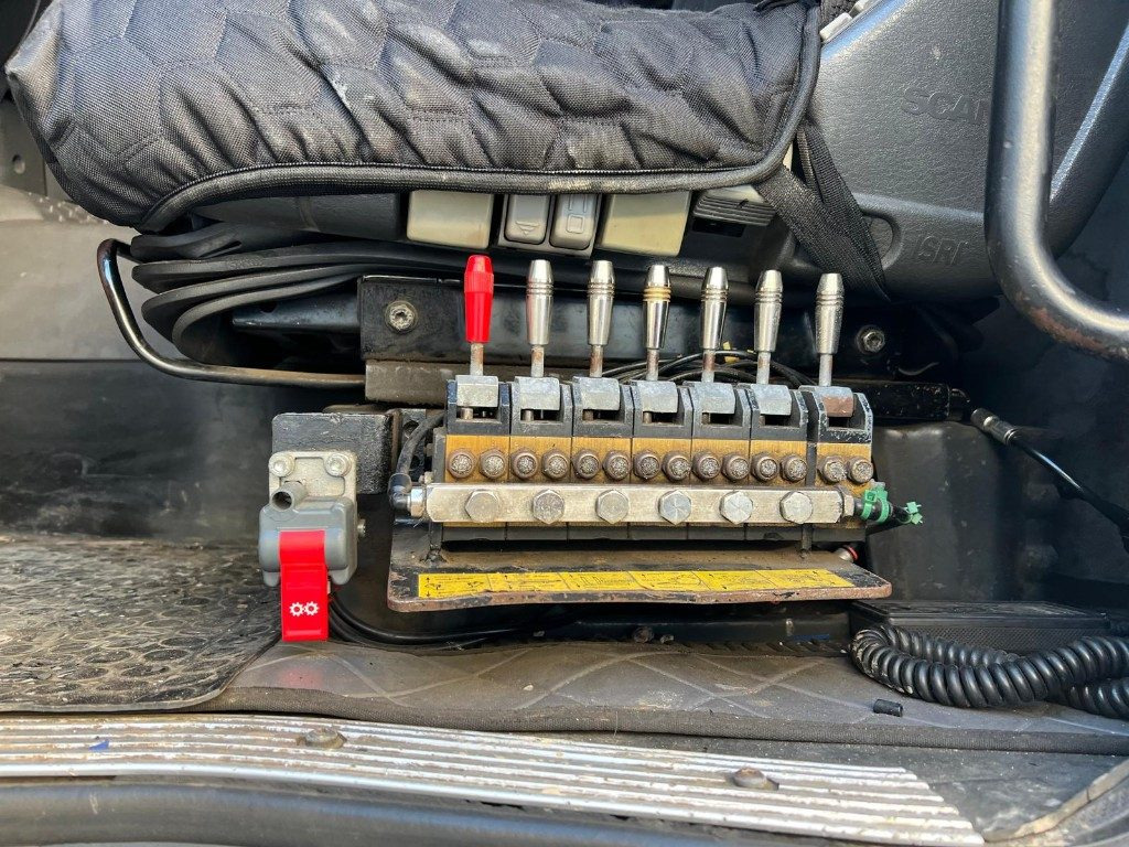 Крюковой мультилифт SCANIA CV R124 SCARRABILE CON GRU E POLIPO: фото 13 Крюковой мультилифт SCANIA CV R124 SCARRABILE CON GRU E POLIPO: фото 13