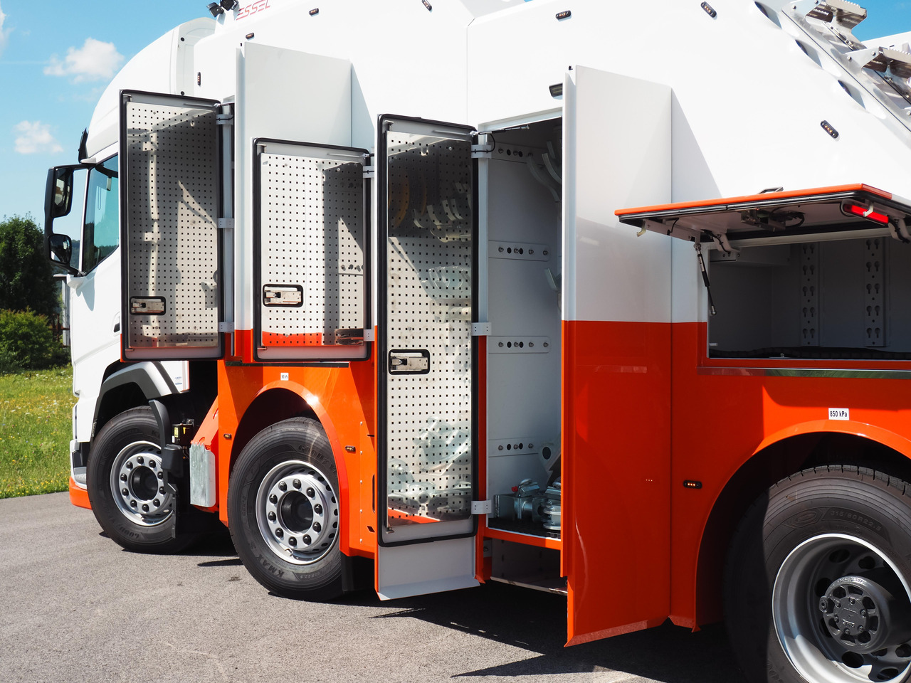 DAF530 FAD 8x4 T-REX 5- winches WHITE RHD - Эвакуатор: фото 3 DAF530 FAD 8x4 T-REX 5- winches WHITE RHD - Эвакуатор: фото 3