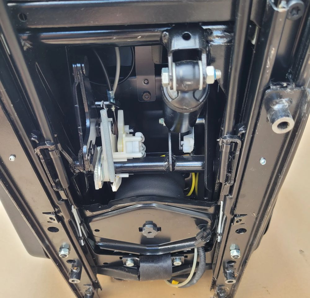 FOTEL PRAWY MAN TGX LIFT SKÓRA JAK NOWY CHWALIM116 - Запчасти для Грузовиков: фото 4 FOTEL PRAWY MAN TGX LIFT SKÓRA JAK NOWY CHWALIM116 - Запчасти для Грузовиков: фото 4