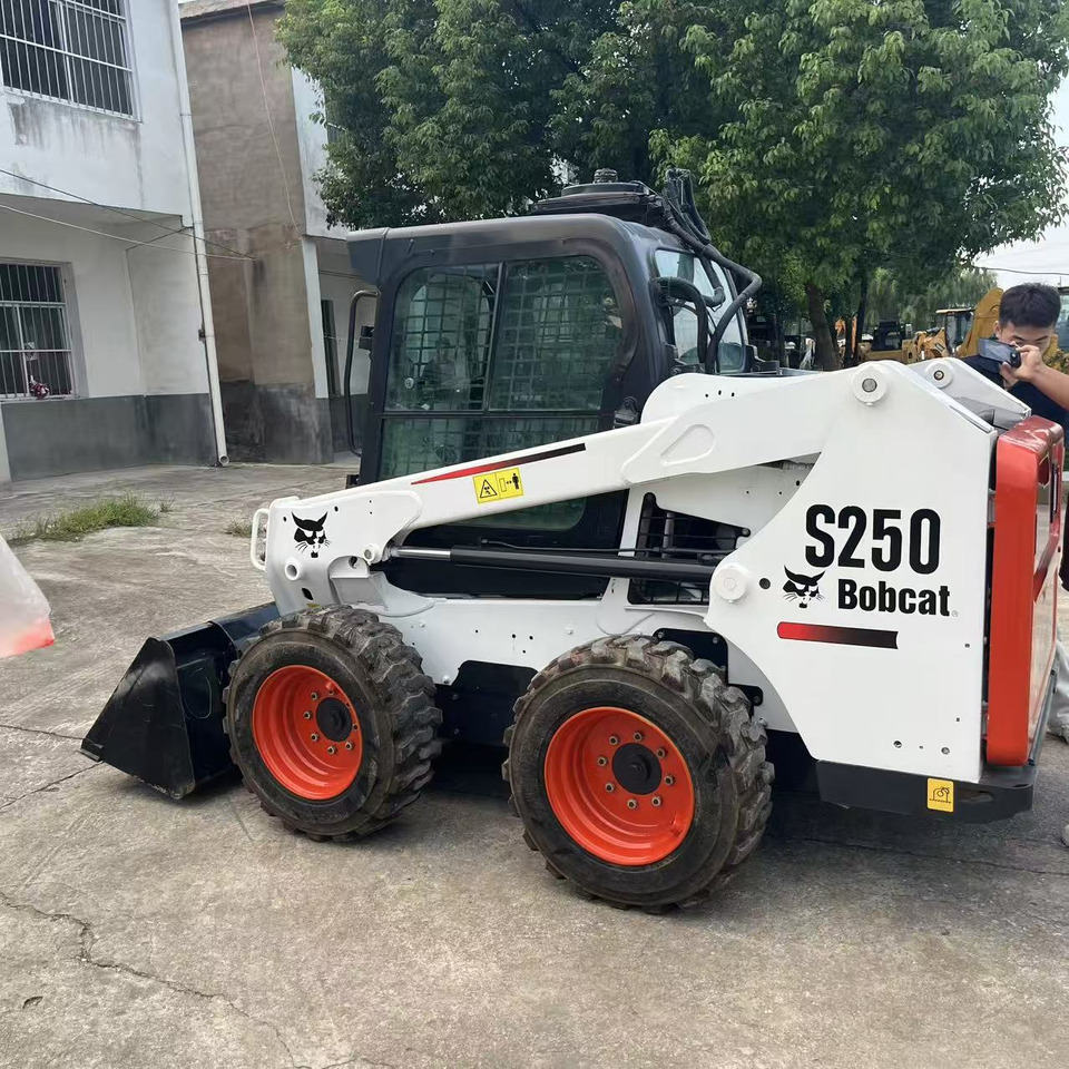 BOBCAT Skid Steer Loader S250 New Condition Hours True - Мини-погрузчик с бортовым поворотом: фото 4 BOBCAT Skid Steer Loader S250 New Condition Hours True - Мини-погрузчик с бортовым поворотом: фото 4