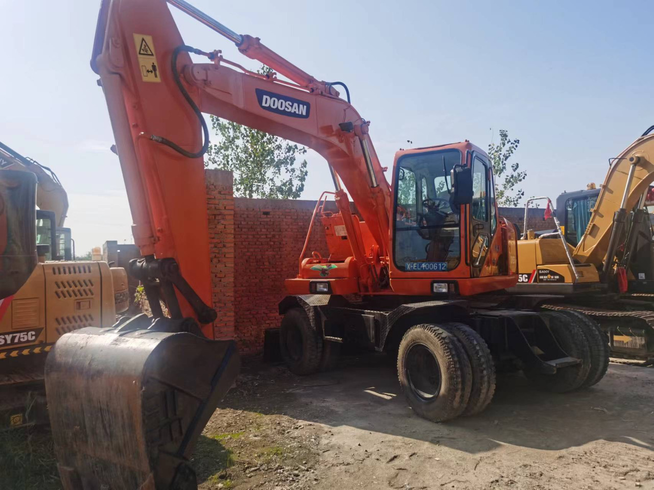 DOOSAN DH150W-7 - Гусеничный экскаватор: фото 1 DOOSAN DH150W-7 - Гусеничный экскаватор: фото 1